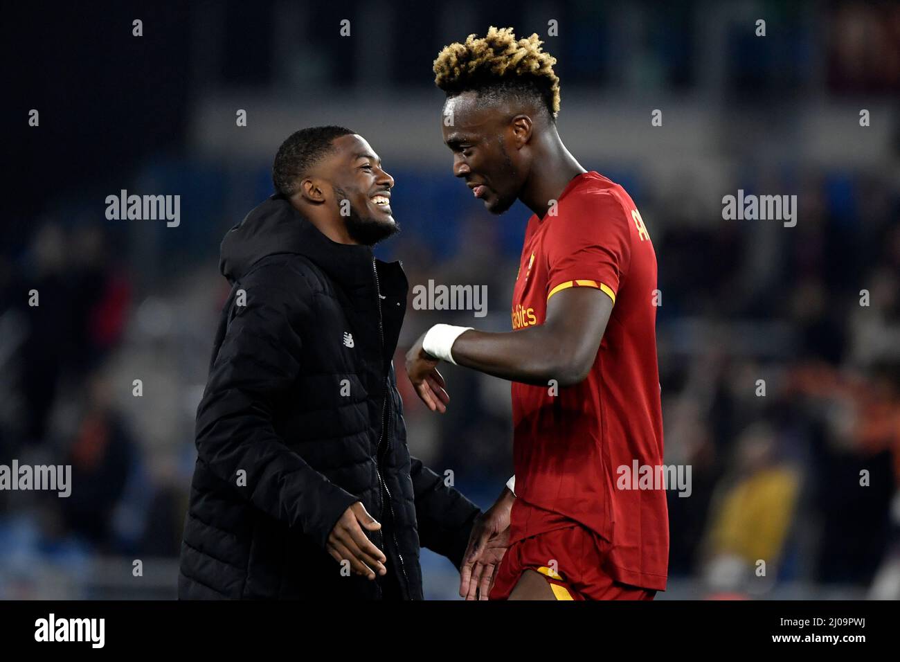 Rom, Italien. 17. März 2022. Tammy Abraham von AS Rome (r) feiert mit Felix Afena Gyan am Ende der Conference League Runde des Fußballspiels 16 zwischen AS Rome und Vitesse im Olimpico Stadion in Rom (Italien), 17.. März 2022. Foto Antonietta Baldassarre/Insidefoto Kredit: Insidefoto srl/Alamy Live News Stockfoto