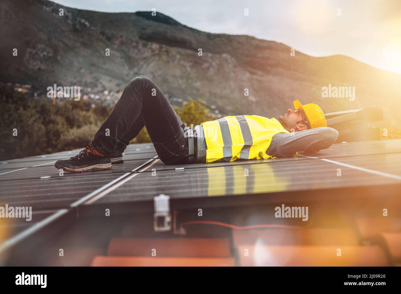 Arbeiter entspannen sich über dem Solarpanel für Strom Stockfoto