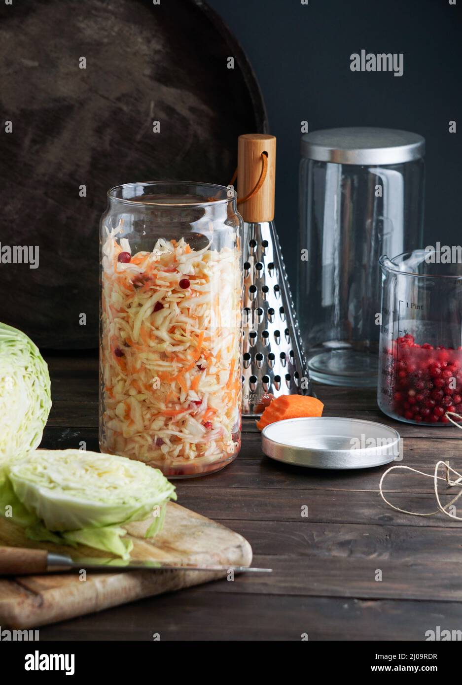 Fermentierter Kohl, Sauerkraut im Glas auf dem Tisch in der Küche, Nahaufnahme, fermentierte konservierte vegetarische Speisen Stockfoto