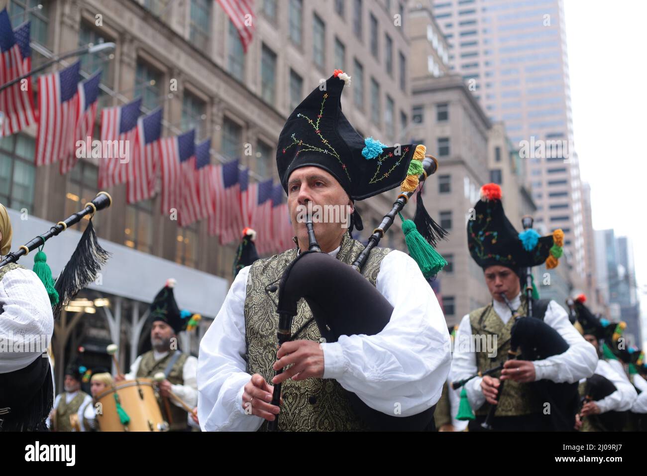 Nach 2 Jahren ohne St. Patricks Day Parade in NYC, wegen COVID . die New York City Parade ist zurückgekehrt. Stockfoto