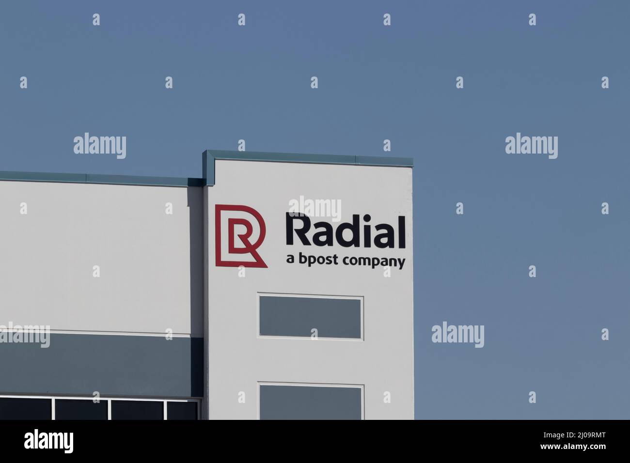 Brownsburg – ca. März 2022: Radiales Versandzentrum, das Einzelhändler beim Erreichen ihrer eCommerce-Ziele unterstützt. Radial ist Teil des belgischen Postbetreibers bpo Stockfoto
