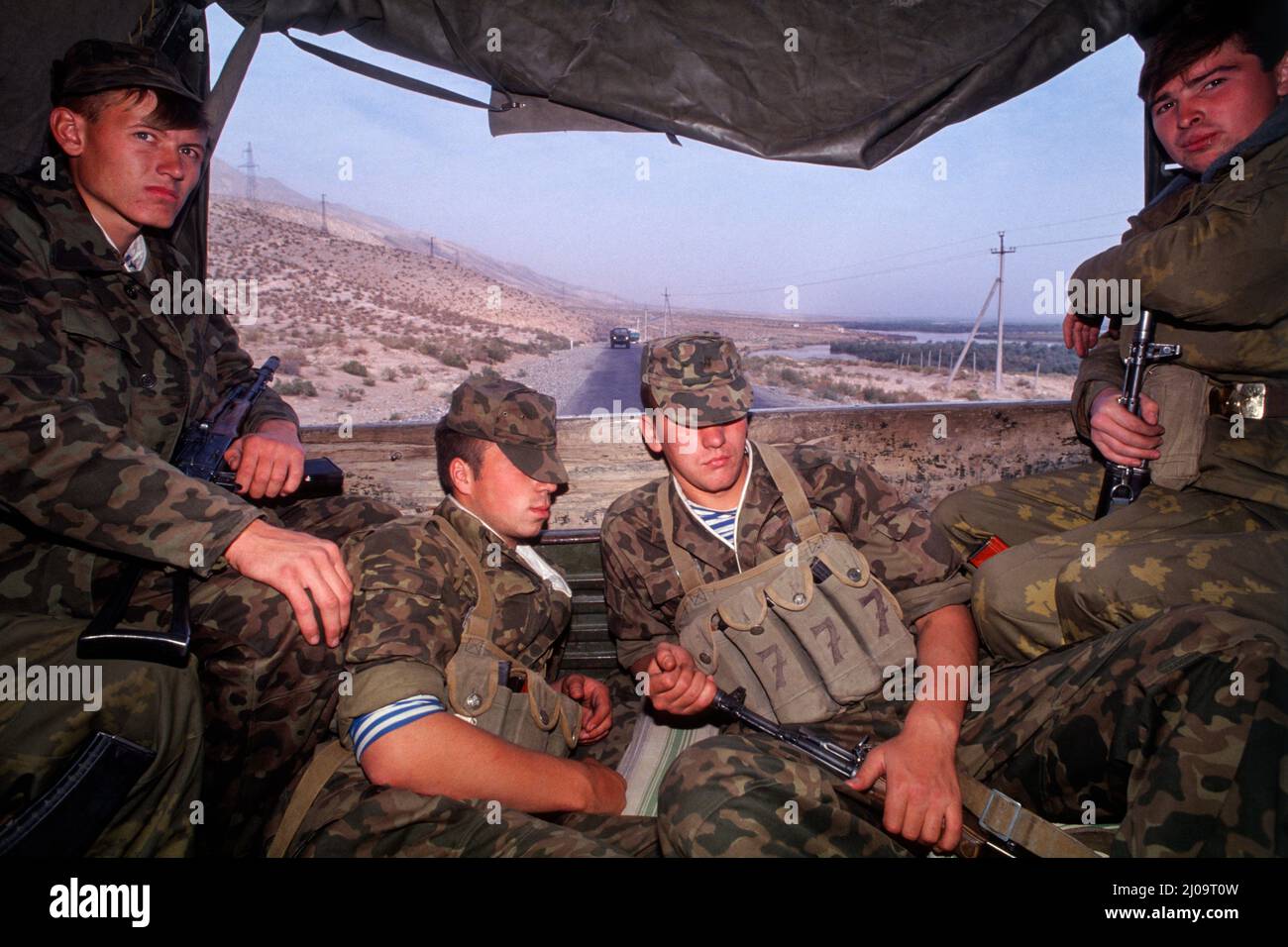 Bürgerkrieg In Tadschikistan 1992-97, September 1992. Junge russische Soldaten fahren im Rahmen eines russischen Konvois von Duschanbe (tadschikische Hauptstadt) in die südliche region khatlon an der afghanischen Grenze auf dem Rücken eines Militärfahrzeugs. Stockfoto