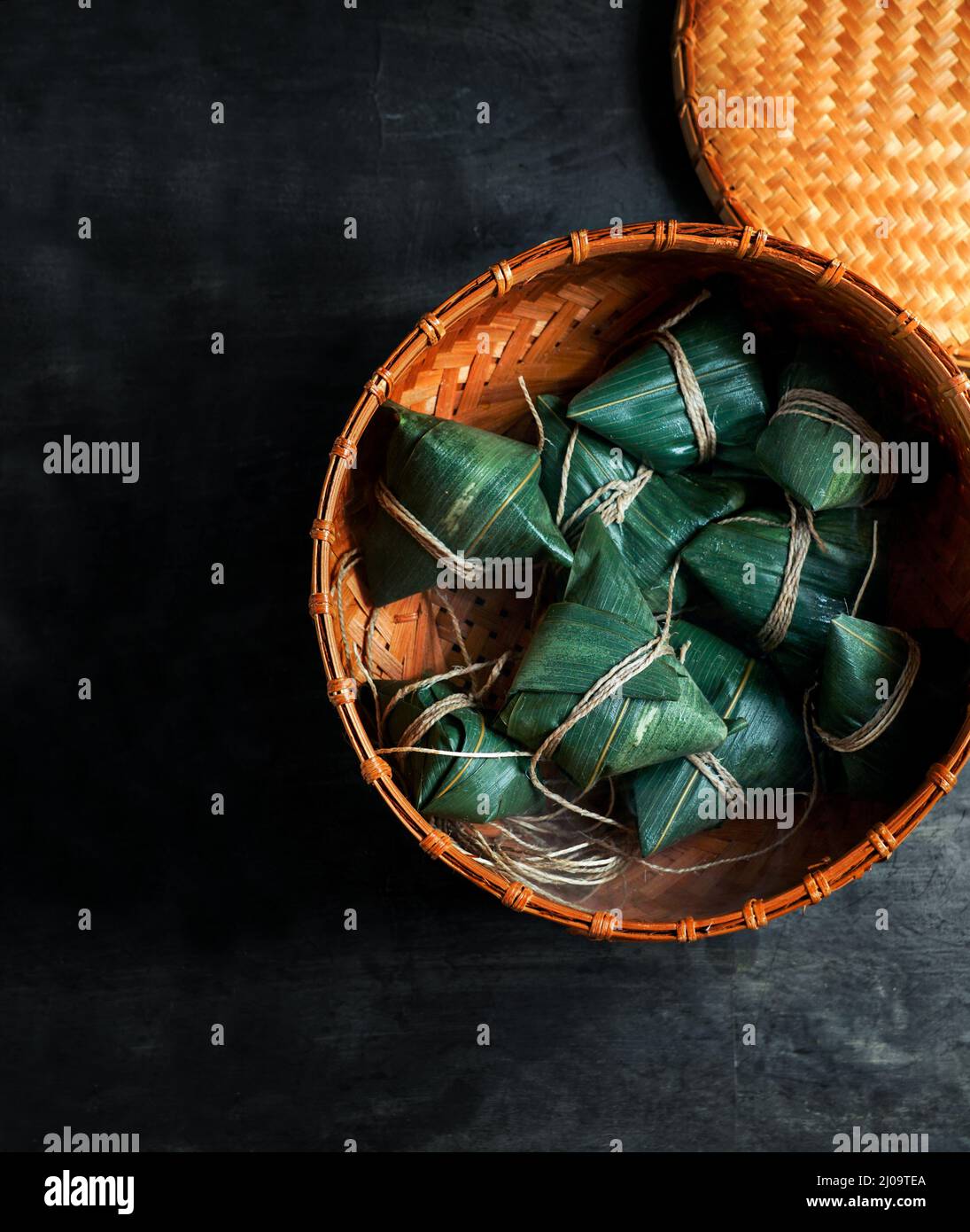 Zongzi Reisknödel шт ein Dampfer für das traditionelle chinesische Drachenbootfest (Duanwu Festival) auf dunkelschwarzem Hintergrund Stockfoto