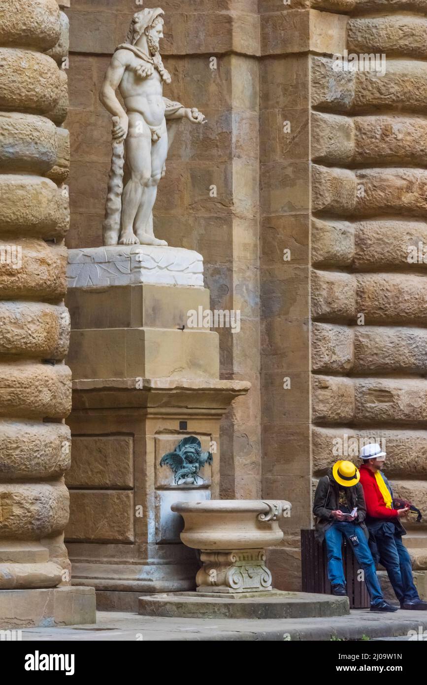 Statue vor dem Palazzo Pitti (Palast Pitti), Florenz, Toskana, Italien Stockfoto