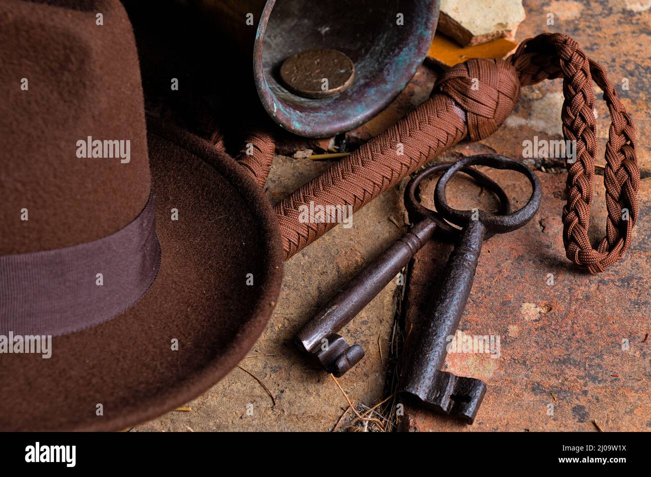 Abenteurer-Szene mit Objekten, die von Indiana Jones Films inspiriert wurden Stockfoto
