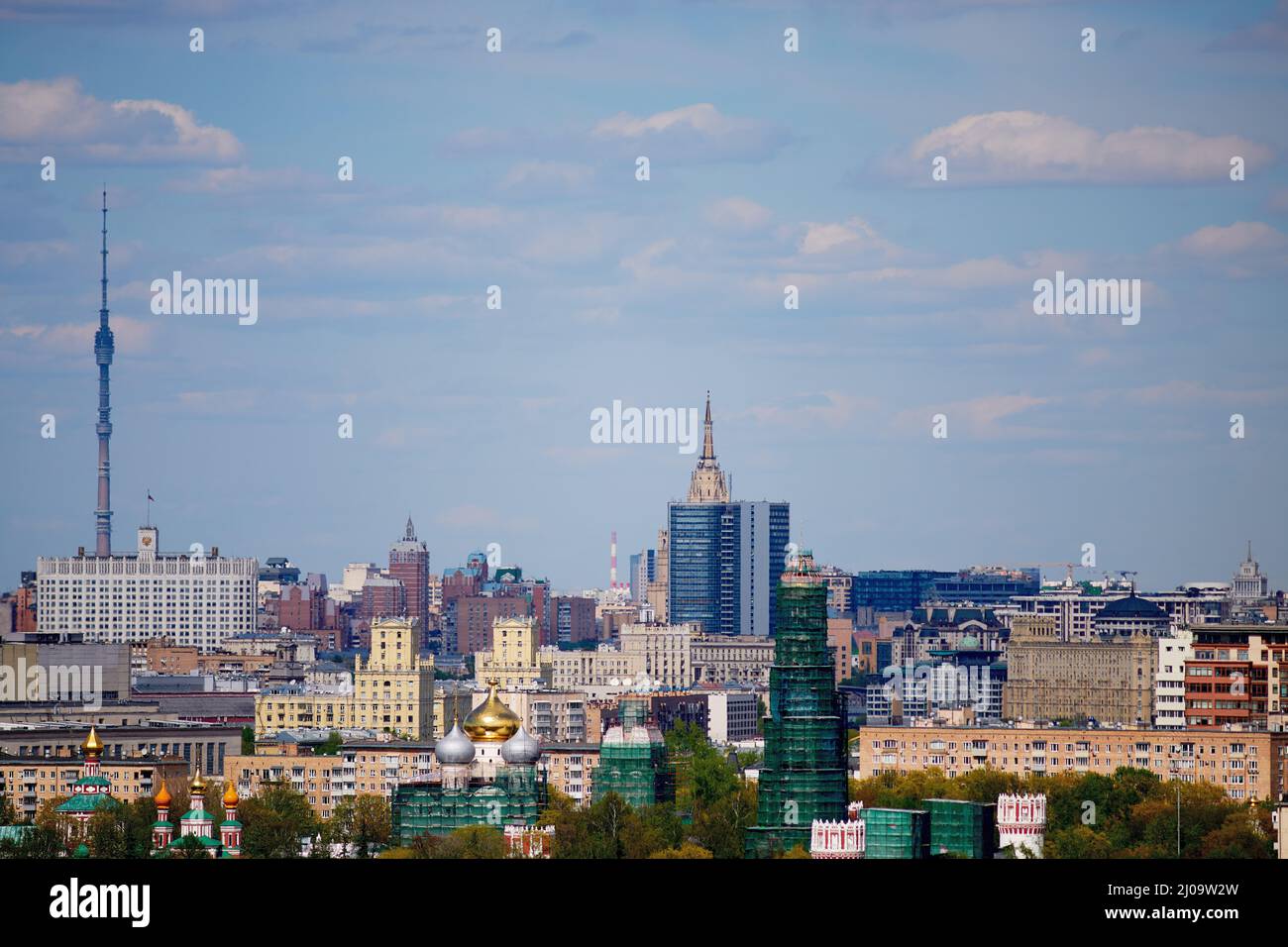 Moskau Panorama mit weißem Haus und Ostankino tv und Radio-Turm Stockfoto