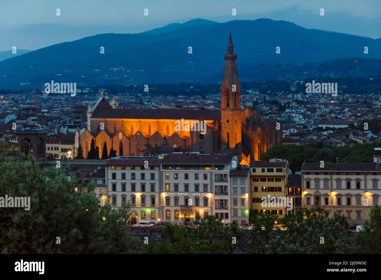 Nachtansicht der Kirche Santa Croce und Plaza Hotel Lucchesi, Florenz, Toskana Region, Italien Stockfoto