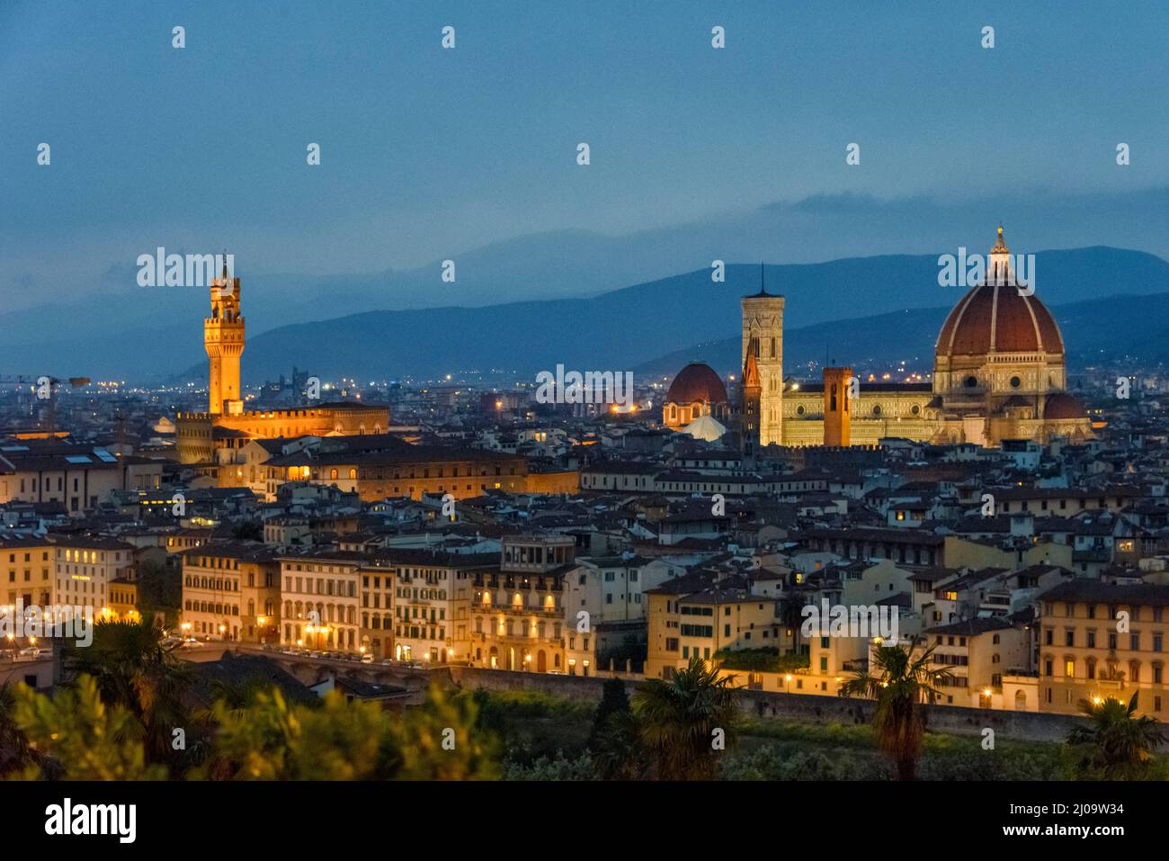 Nachtansicht der Skyline, dominiert von der Kathedrale von Florenz, dem Glockenturm von Gitto und dem Palazzo Vecchio, Florenz, Toskana, Italien Stockfoto