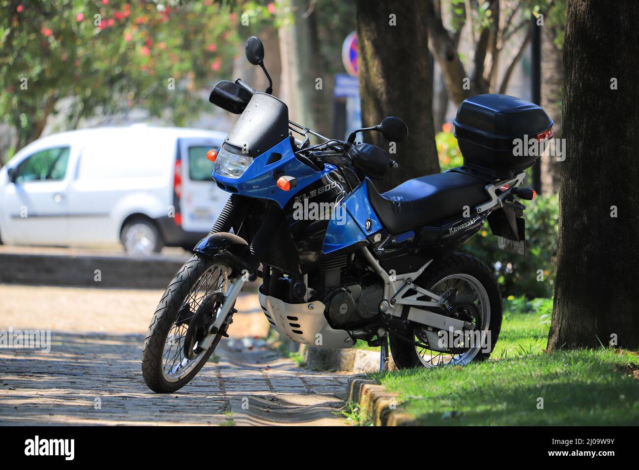 Motorrad Kawasaki KLE500 auf der Straße Stockfoto
