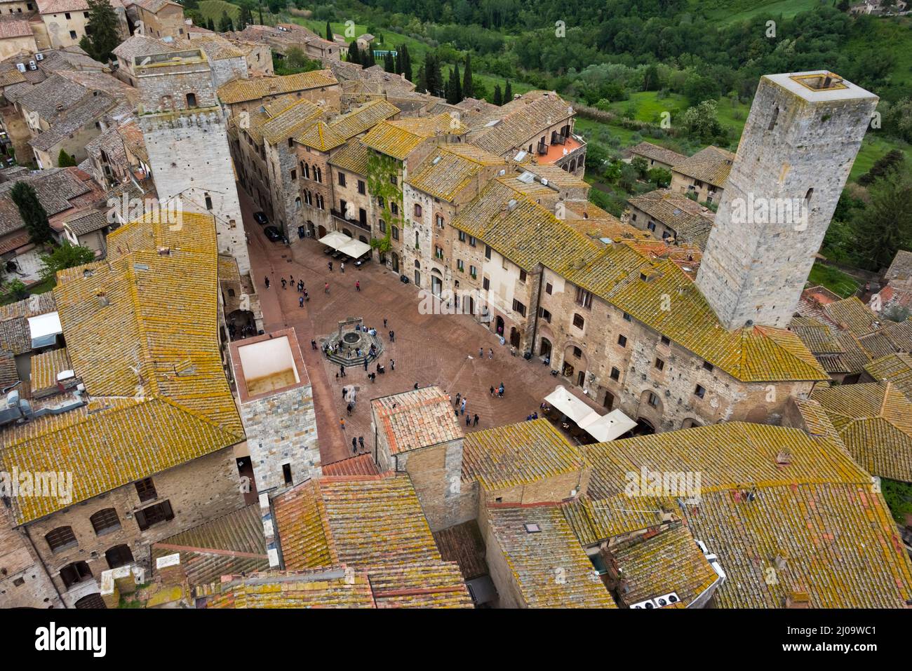 Turm- und Rotdachhäuser im historischen Zentrum von San Gimignano, UNESCO-Weltkulturerbe, Provinz Siena, Toskana, Italien Stockfoto