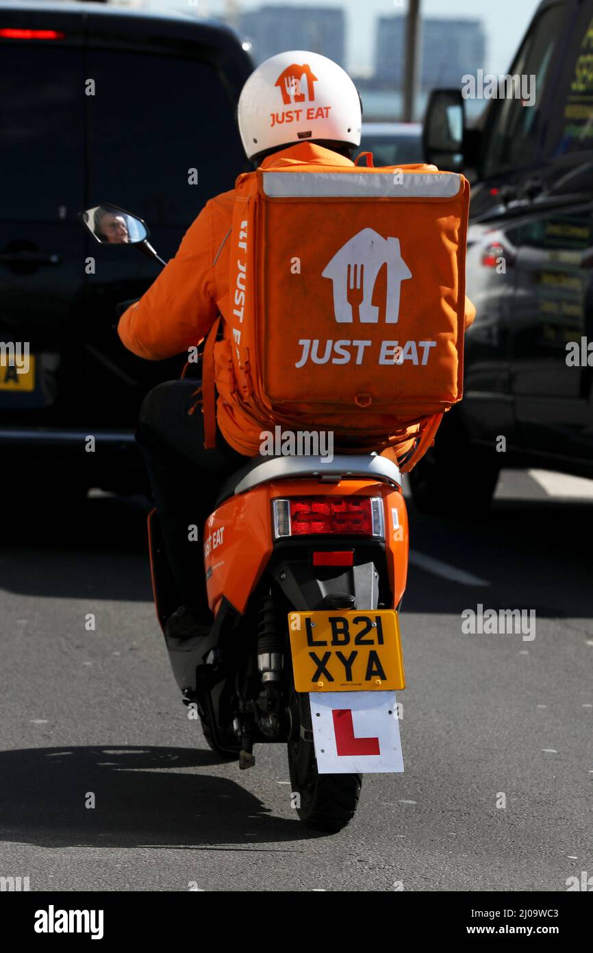 Allgemeiner Überblick über einen Just Eat Driver bei Lieferung in Sussex, Großbritannien. Stockfoto