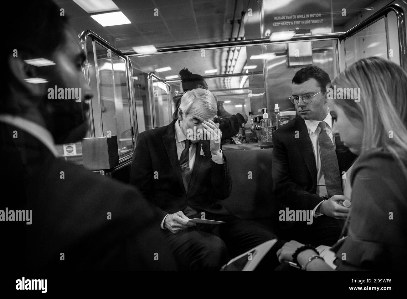 Washington, Vereinigte Staaten. 17. März 2022. Der US-Senator Rob Portman (Republikaner von Ohio) fährt mit seinen Mitarbeitern in einem U-Bahn-Zug des Senats auf dem Weg zum US-Kapitol während einer Abstimmung in Washington, DC, am Donnerstag, 17. März 2022. Kredit: Rod Lampey/CNP/dpa/Alamy Live Nachrichten Stockfoto