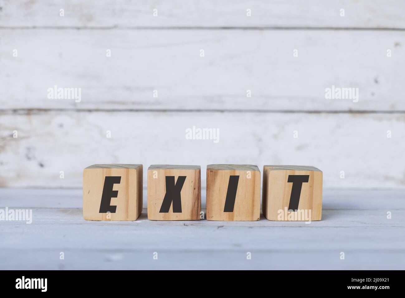 Exit-Konzept auf Holzwürfeln oder Blöcken, auf weißem Holzhintergrund geschrieben. Stockfoto