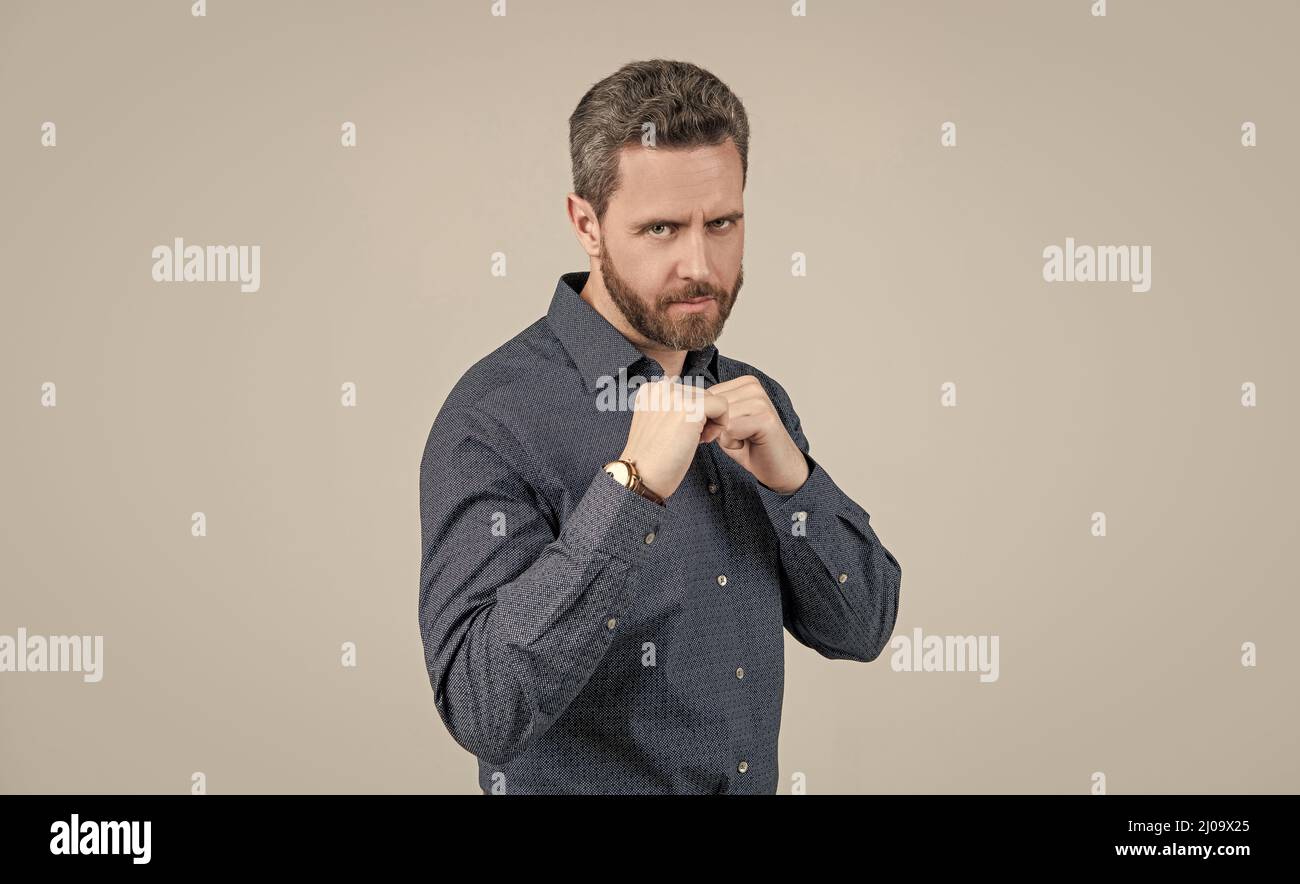 Einsatz von Gewalt in der Selbstverteidigung. In defensiver Position stehen. Kampf gegen defensive Maßnahmen Stockfoto
