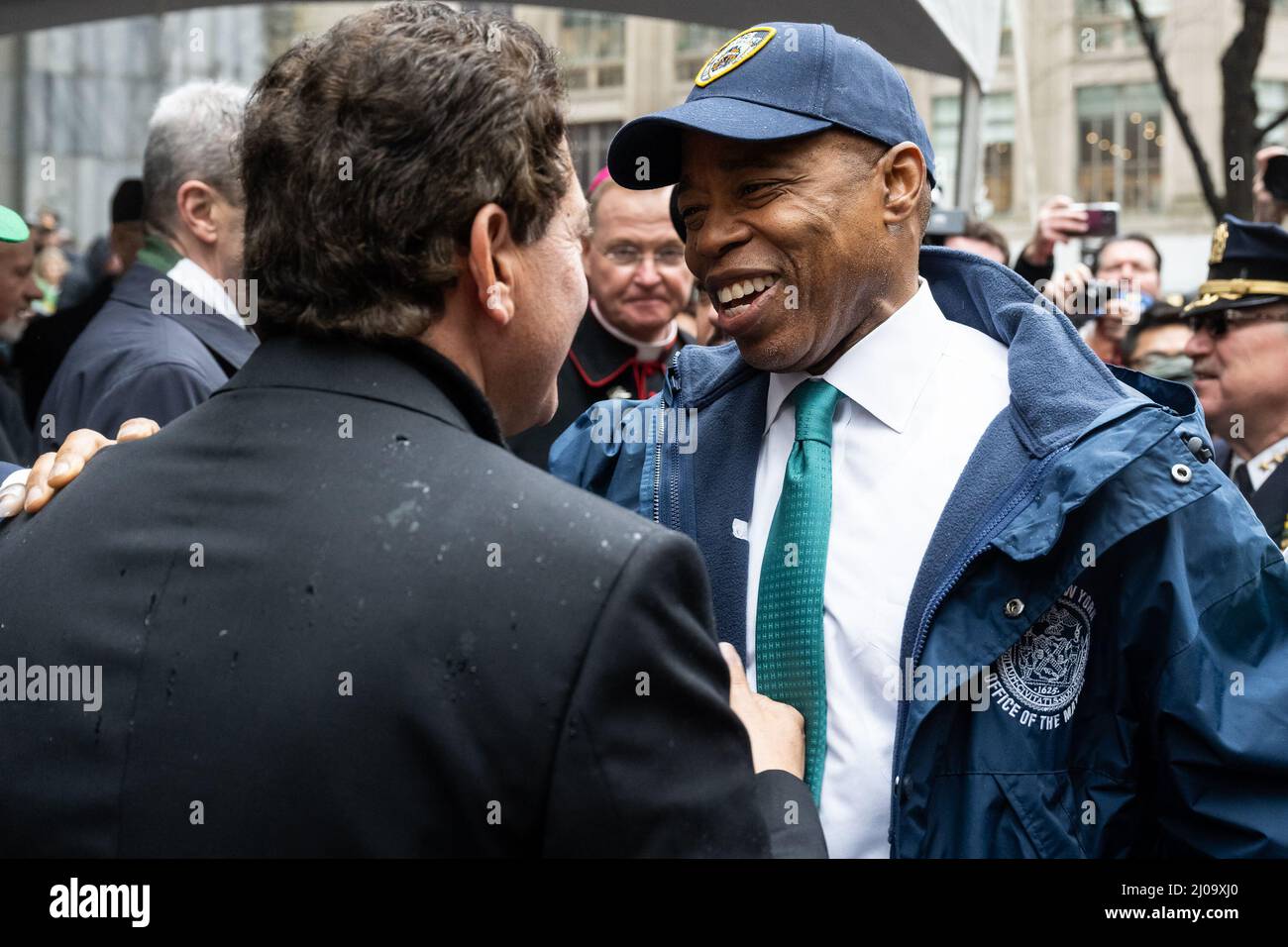 New York, USA. 17. März 2022. Der Bürgermeister von NYC, Eric Adams, begrüßt am 17. März 2022 ein Mitglied des Klerus der St. Patrick's Cathedral bei der St. Patrick's Day Parade in New York, New York. (Foto von Gabriele Holtermann/Sipa USA) Quelle: SIPA USA/Alamy Live News Stockfoto