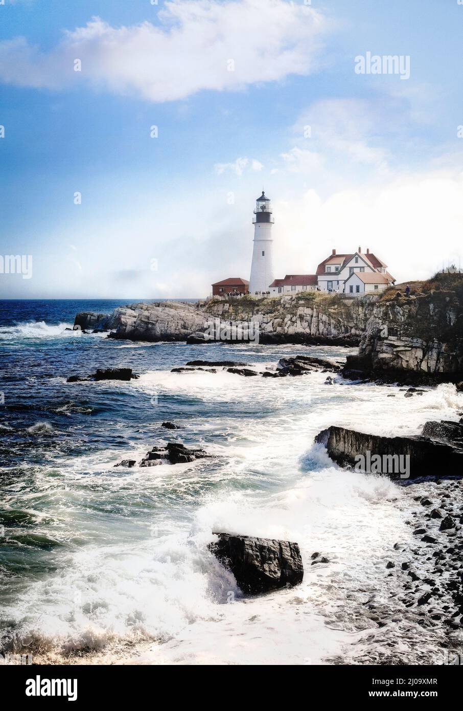 Wellen gegen die Rocky kurz um den Portland Head Lighthouse, Maine. Stockfoto