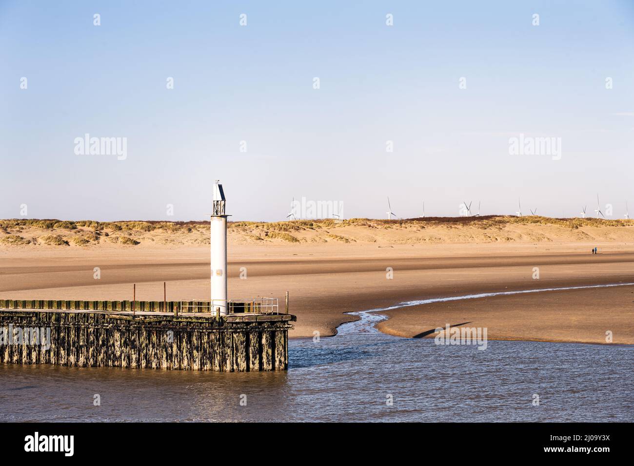 Eingang des Rye Harbour, Leuchtfeuer an der Mündung des Flusses Rother, der in Richtung Cumber Sands blickt Stockfoto