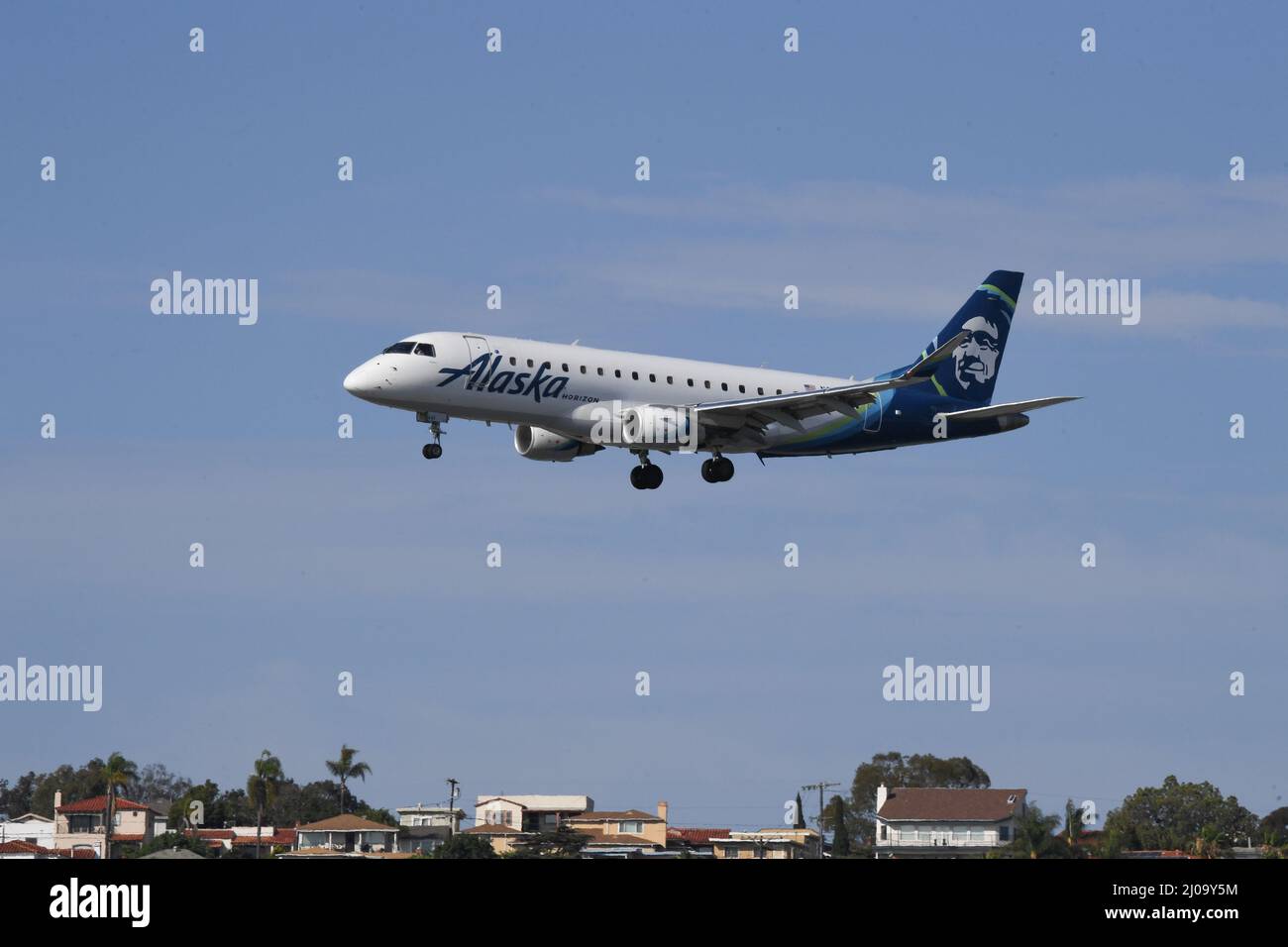 Alaska Air Embraer 175 landet auf dem internationalen Flughafen von San Diego Stockfoto