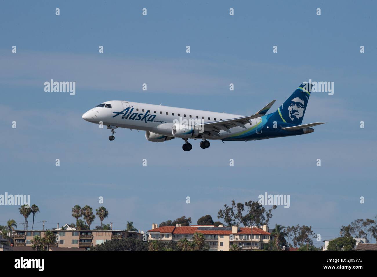 Alaska Air Embraer 175 landet auf dem internationalen Flughafen von San Diego Stockfoto
