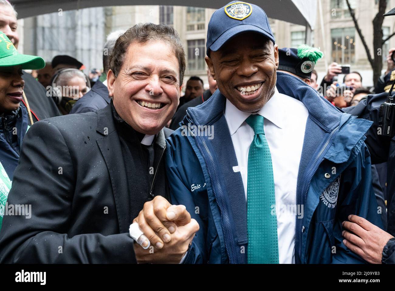 New York, USA. 17. März 2022. Der Bürgermeister von NYC, Eric Adams, begrüßt am 17. März 2022 ein Mitglied des Klerus der St. Patrick's Cathedral bei der St. Patrick's Day Parade in New York, New York. (Foto von Gabriele Holtermann/Sipa USA) Quelle: SIPA USA/Alamy Live News Stockfoto