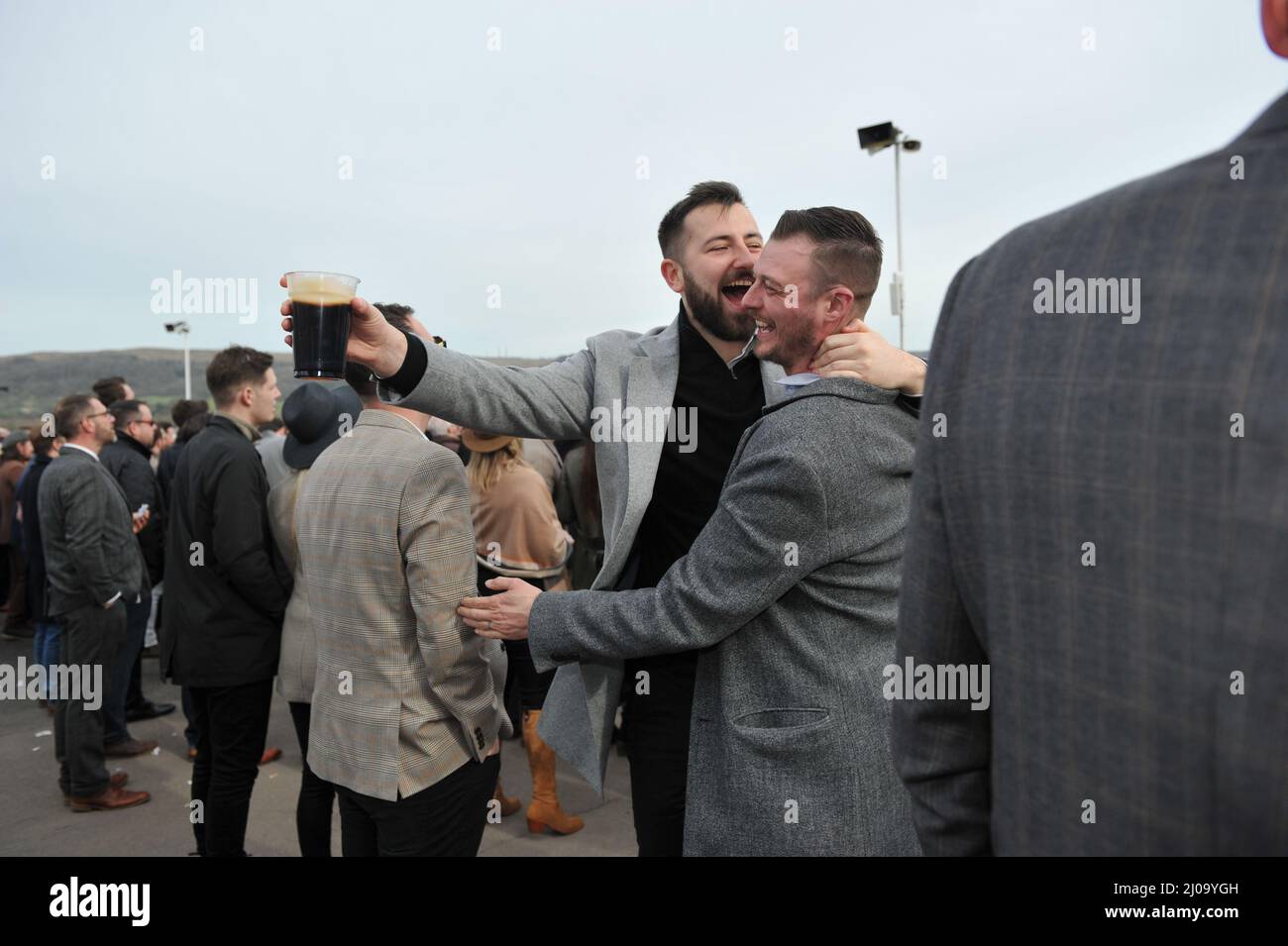 Tag 1 des Cheltenham Festivals auf der Cheltenham Rennbahn. Menschenmassen beobachten das dritte Rennen Bild von Mikal Ludlow Photography Tel; 0785517720 Stockfoto