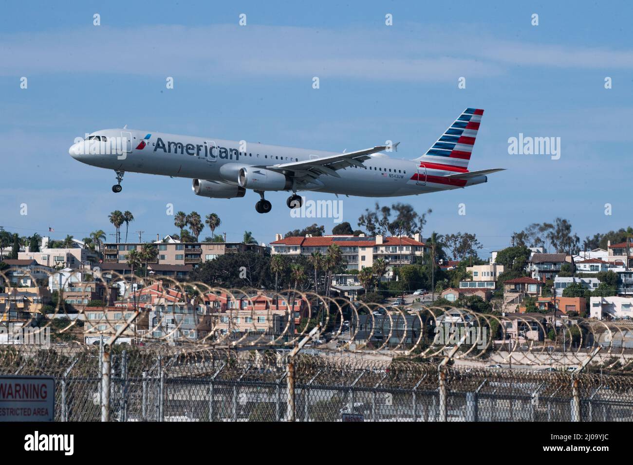 American Airlines Airbus A321 landet auf dem internationalen Flughafen von San Diego Stockfoto