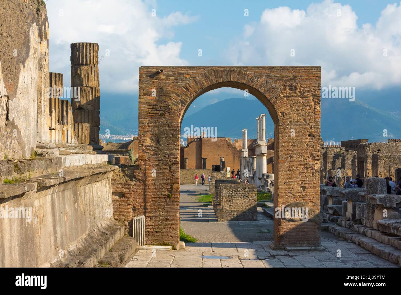 Ruinen von Pompeji, Forum mit dem Vesuv als Hintergrund, UNESCO-Weltkulturerbe, Provinz Neapel, Region Kampanien, Italien Stockfoto