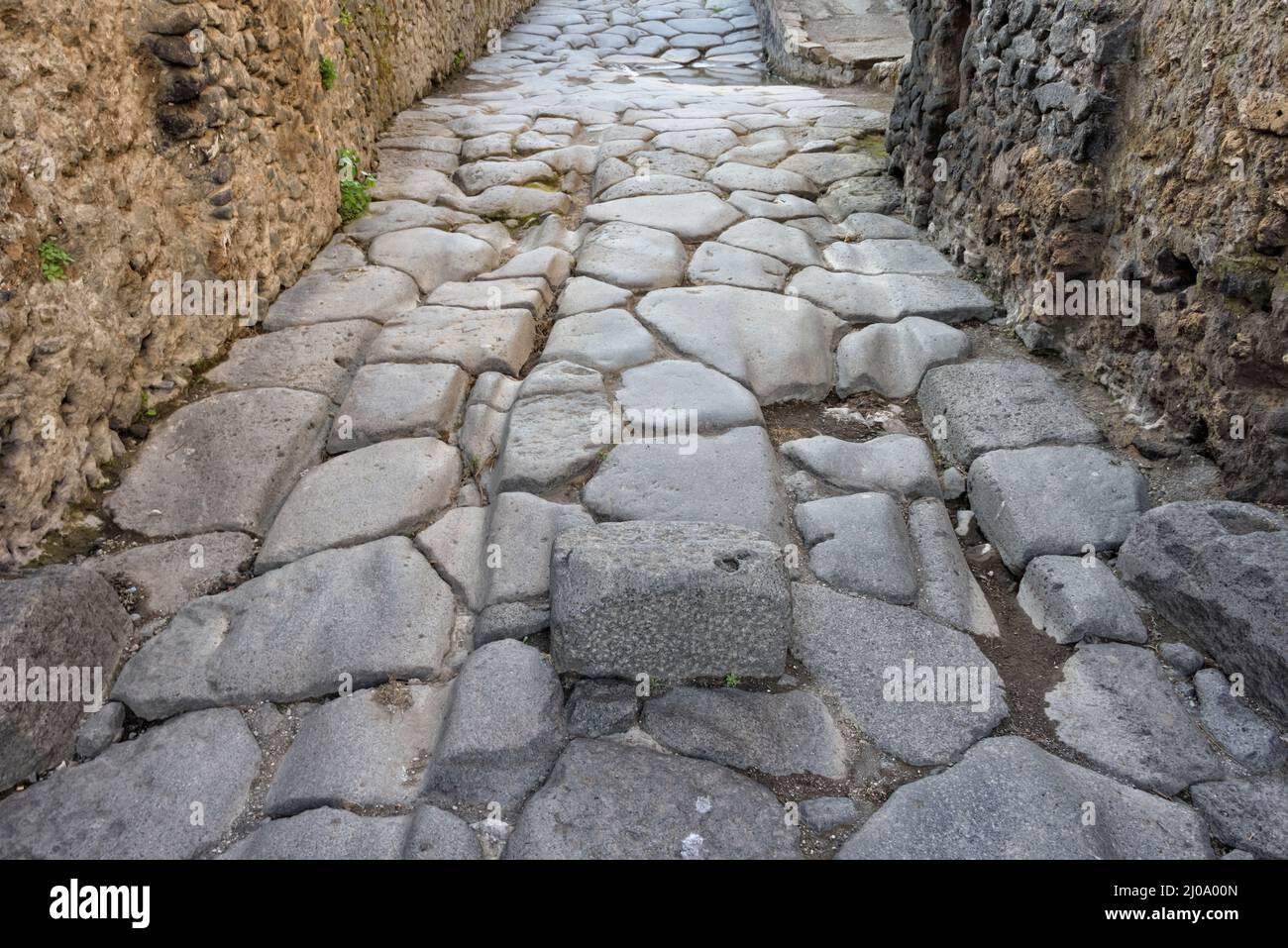 Ruinen von Pompeji, gepflasterte Straße mit Wegaufdruck, der von der Kutsche hinterlassen wurde, UNESCO-Weltkulturerbe, Provinz Neapel, Region Kampanien, Italien Stockfoto