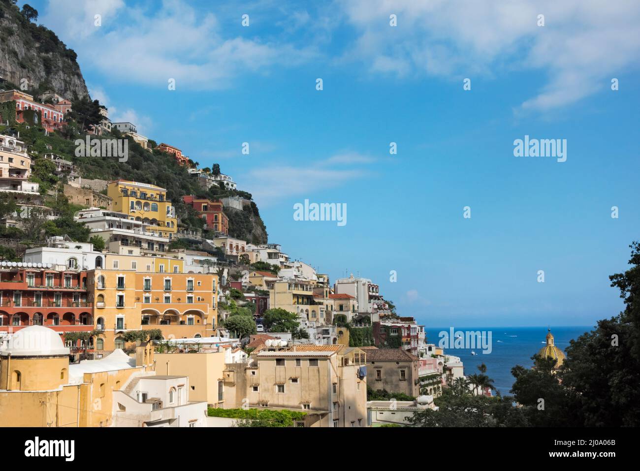 Kirche Santa Maria Assunta und Häuser von Positano entlang der Amalfiküste, Provinz Salerno, Region Compania, Italien Stockfoto