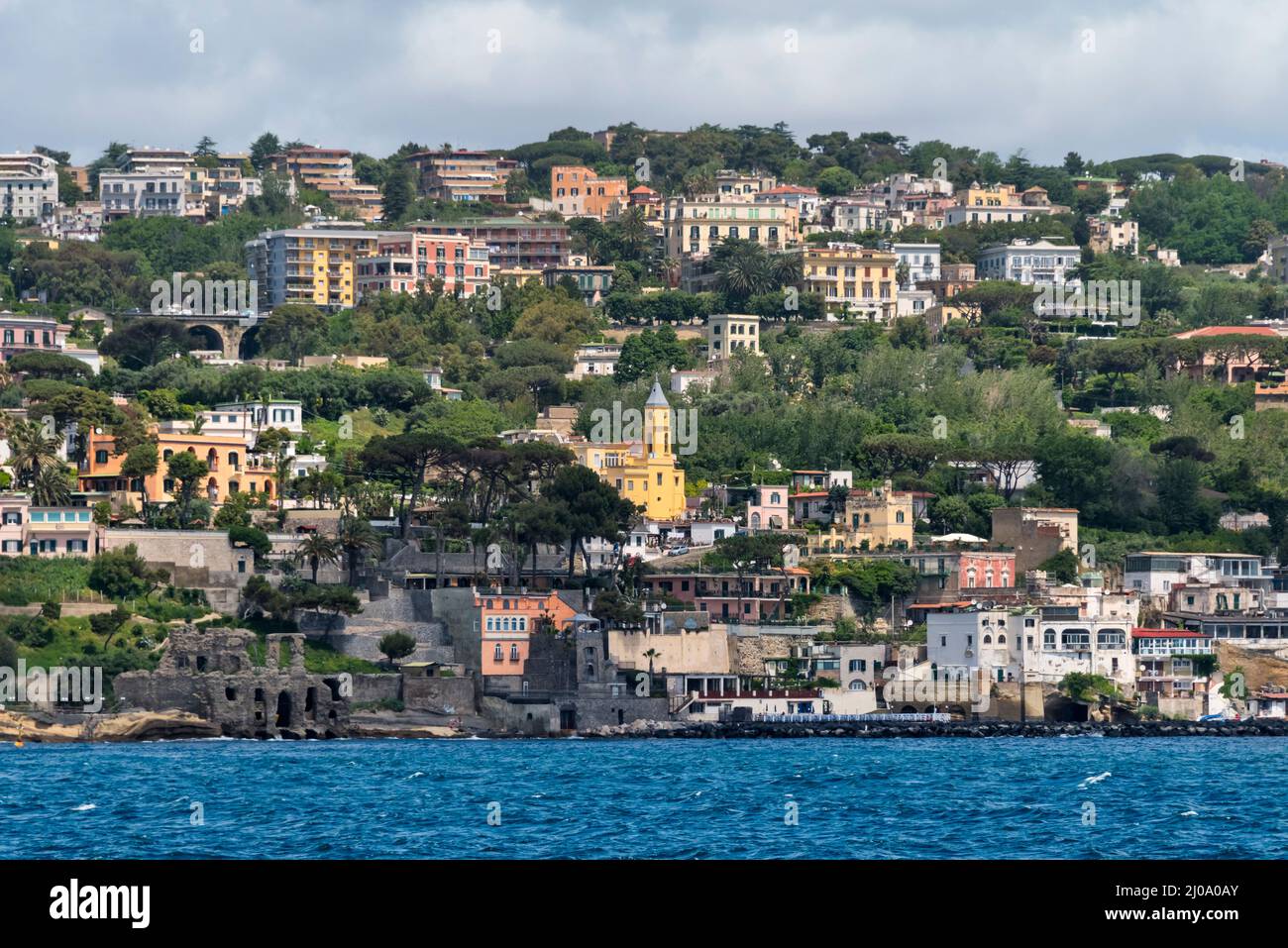 Gebäude entlang der Uferpromenade, Neapel, Region Kampanien, Italien Stockfoto