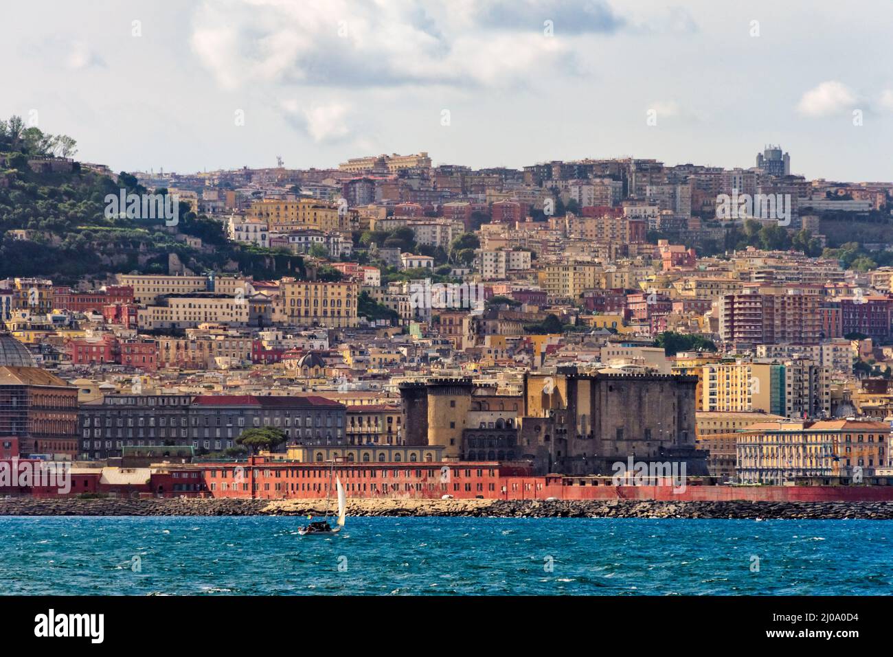 Gebäude entlang der Küste, Neapel, Region Kampanien, Italien Stockfoto