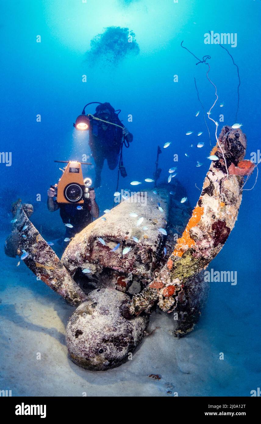 Ein Filmteam (MR) drehte ein japanisches Flugzeug aus dem zweiten Weltkrieg auf dem Boden der Truk Lagoon, Chuuk, Mikronesien. Stockfoto