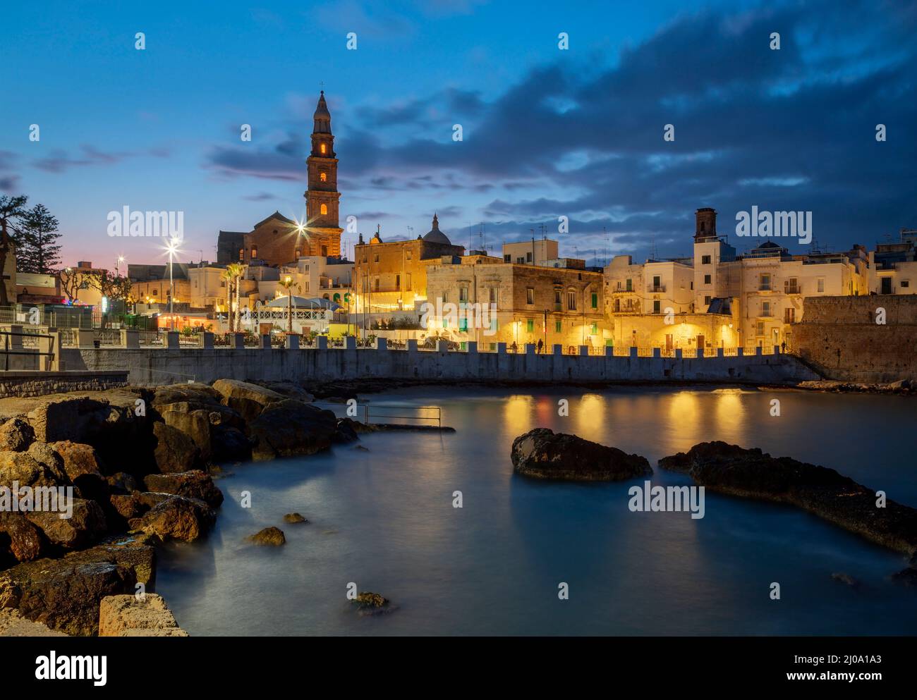 Monopoli - die Stadt und die Küste in der Abenddämmerung. Stockfoto