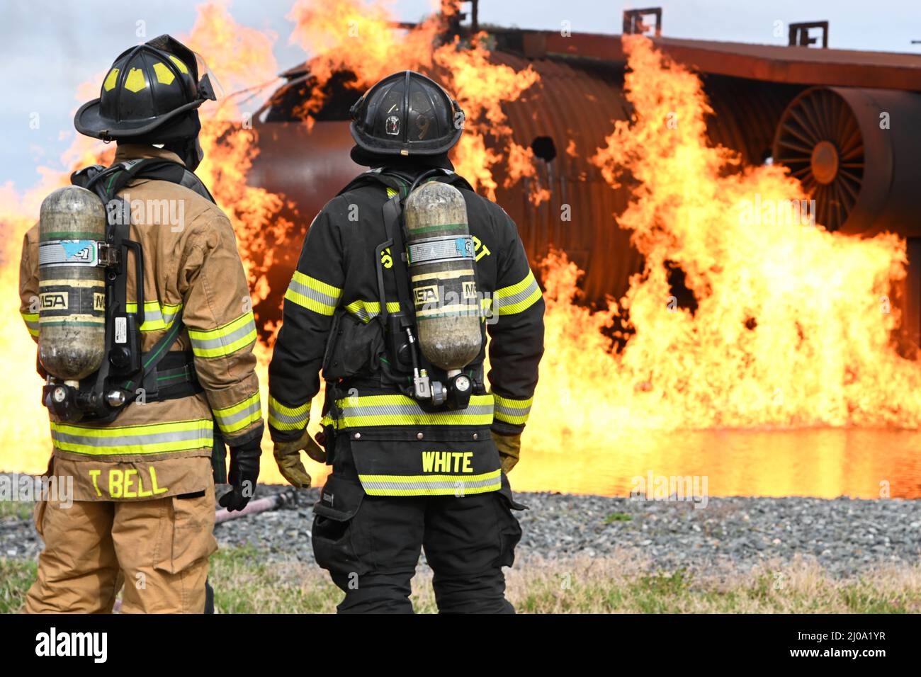 Feuerwehrleute der 2. Civil Engineer Squadron und der Shreveport Airport Firemen warten auf eine gemeinsame Trainingsübung auf der Barksdale Air Force Base, Louisiana, 9. März 2022. Diese jährlichen Übungen bieten sowohl Shreveport- als auch Barksdale-Feuerwehrleuten die Möglichkeit, ihre Löschtechniken bei einem simulierten Flugzeugabsturz zu üben. (USA Luftwaffe Foto von Airman 1. Klasse Nia Jacobs) Stockfoto