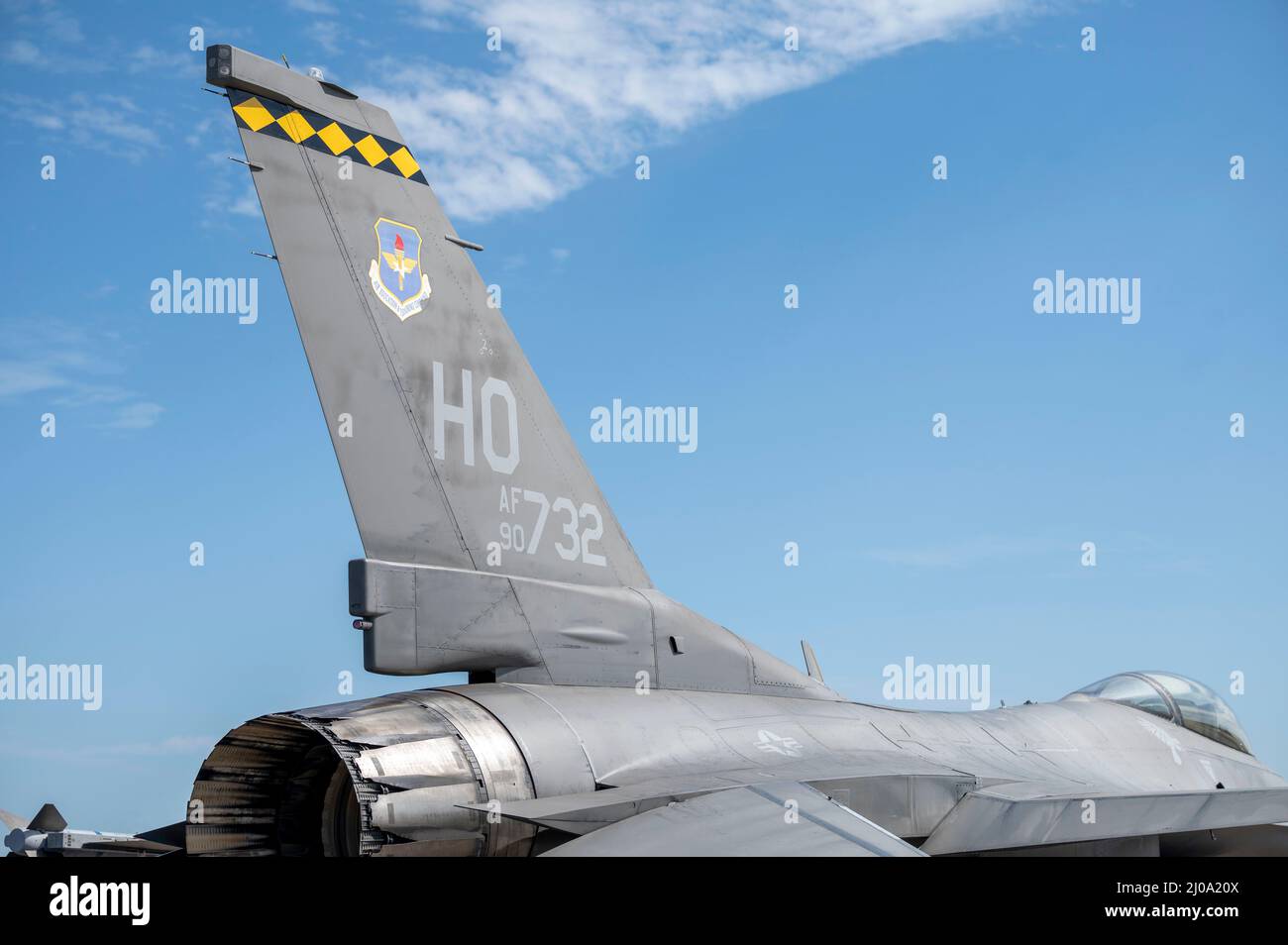 Eine F-16 Fighting Falcon, die dem 311. Fighter Squadron, der Holloman Air Force Base, New Mexico, zugewiesen wurde, sitzt auf der Fluglinie auf der Tyndall AFB, Florida, 14. März 2022. Die FS von 311. kam in Tyndall an, um am Waffenauswertungsprogramm Ost 22,06 der Waffenauswertungs-Gruppe von 53. teilzunehmen. WSEPs sind zweiwöchige Übungen, mit denen die Fähigkeiten von Waffensystemen während des Kampftrainings von Luft zu Luft getestet werden sollen. (USA Luftwaffe Foto von Airman 1. Klasse Tiffany Preis) Stockfoto