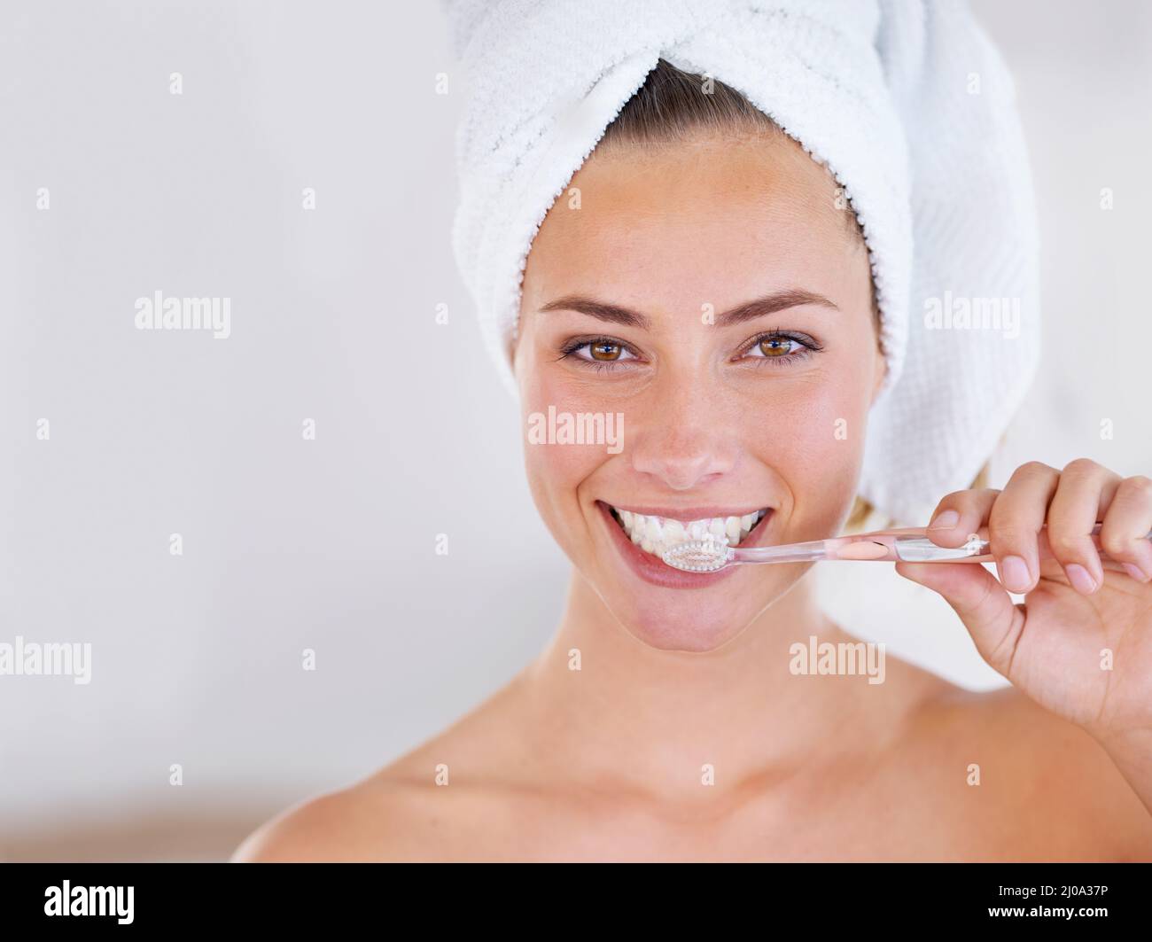 Glänzende Zähne und winzig Atem, gewinnen. Nahaufnahme einer hübschen Dame, die ihre Zähne putzt. Stockfoto