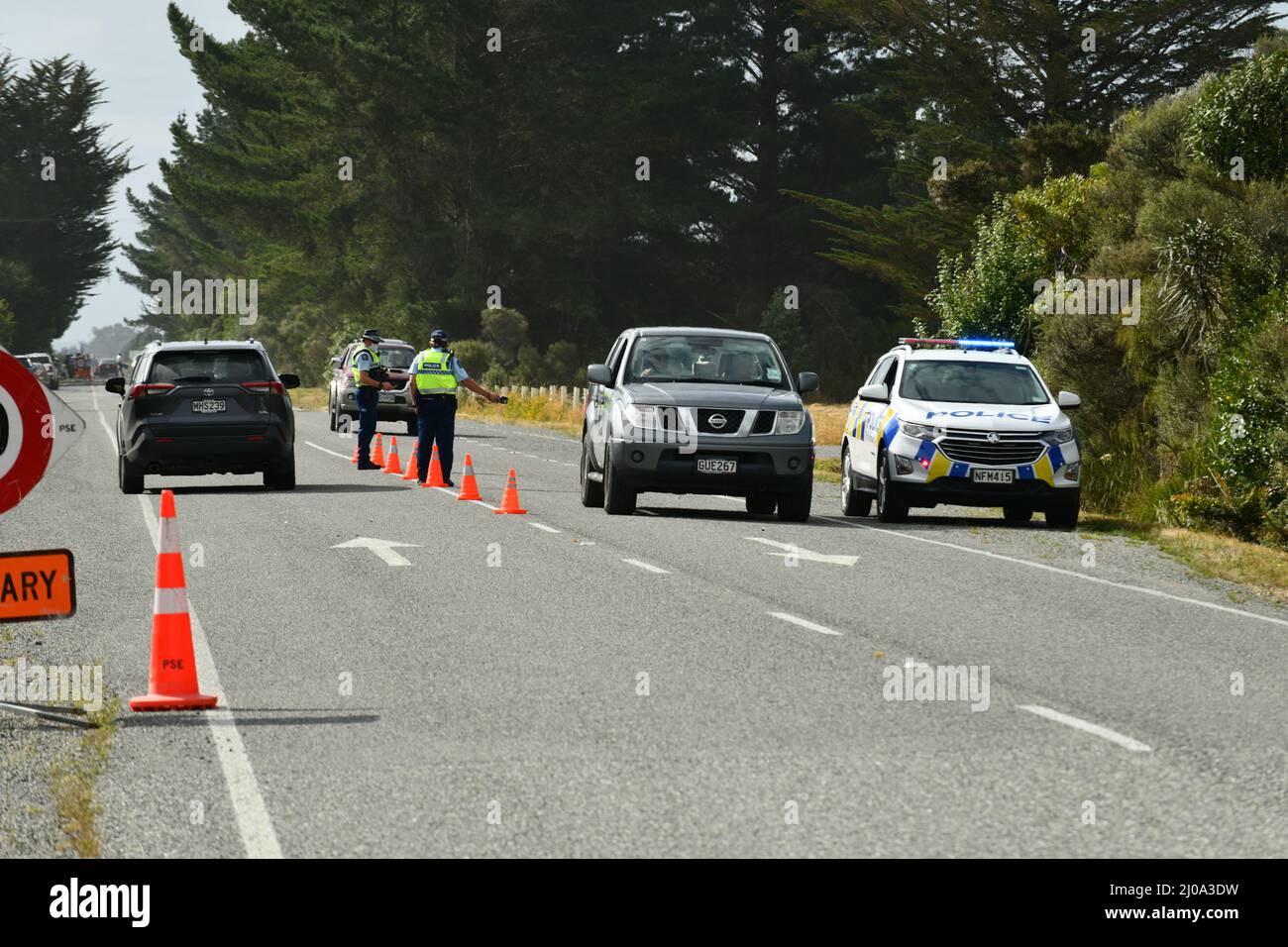 KUMARA, NEUSEELAND, 8. JANUAR 2022: Die Polizei hält am Tag des Renntreffens in Kumara Fahrzeuge an und testet an einem Atemkontrollpunkt auf Alkoholfahrer Stockfoto