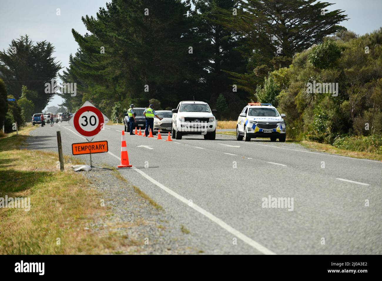 KUMARA, NEUSEELAND, 8. JANUAR 2022: Die Polizei hält am Tag des Renntreffens in Kumara Fahrzeuge an und testet an einem Atemkontrollpunkt auf Alkoholfahrer Stockfoto