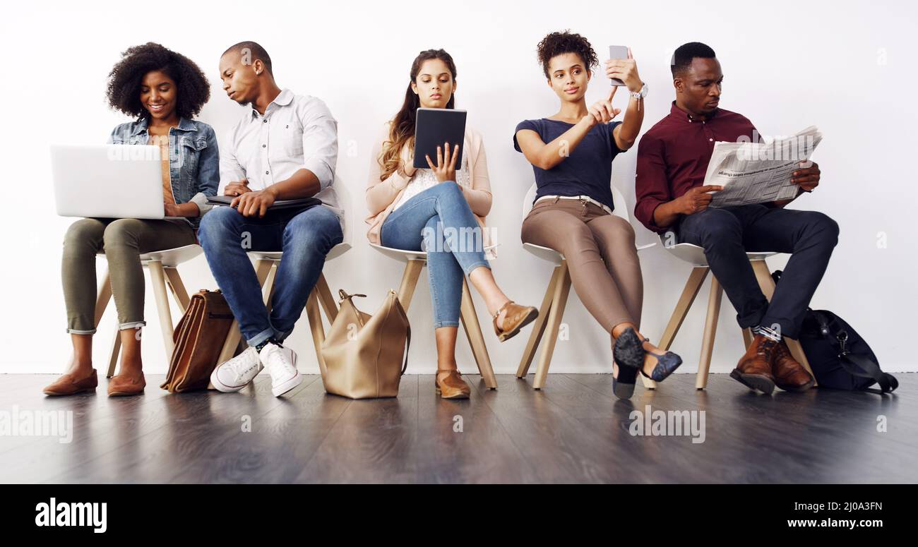 Nachforschungen in letzter Minute. Aufnahme einer Gruppe verschiedener Geschäftsleute, die auf ein Interview warten. Stockfoto