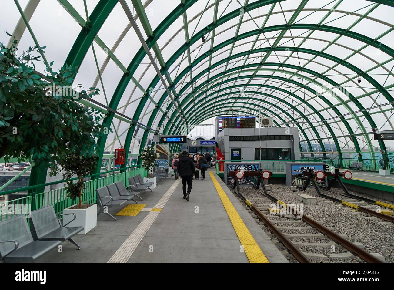 Otopeni, Rumänien - 17. März 2022: Bahnhof vom internationalen Flughafen Bukarest Henri Coanda in Otopeni, 20 km nördlich von Bukarest. Stockfoto