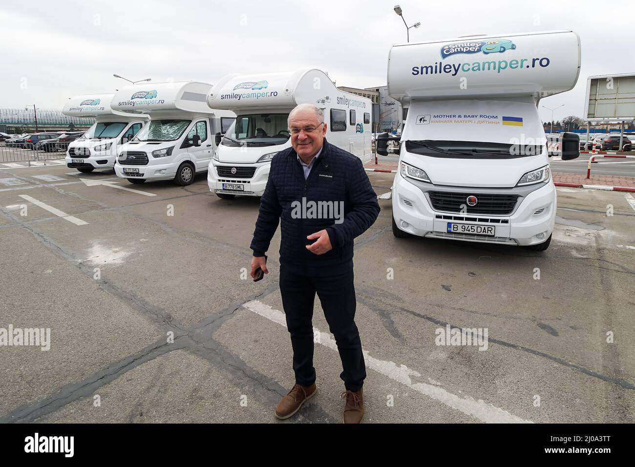 Otopeni, Rumänien - 17. März 2022: Valentin Iordache, Sprecher des Henri Coanda International Airport, stellt die Camper vor, die von einem privaten CO zur Verfügung gestellt werden Stockfoto