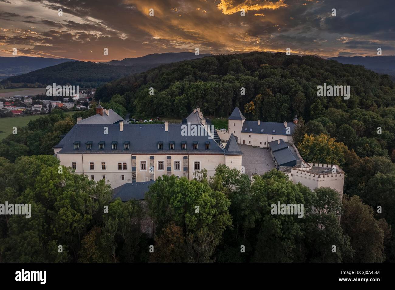 Luftaufnahme von der restaurierten mittelalterlichen Burg Viglas in der Südslowakei bei Sonnenuntergang, die als Luxushotel mit mittelalterlichen Themenzimmern dient Stockfoto