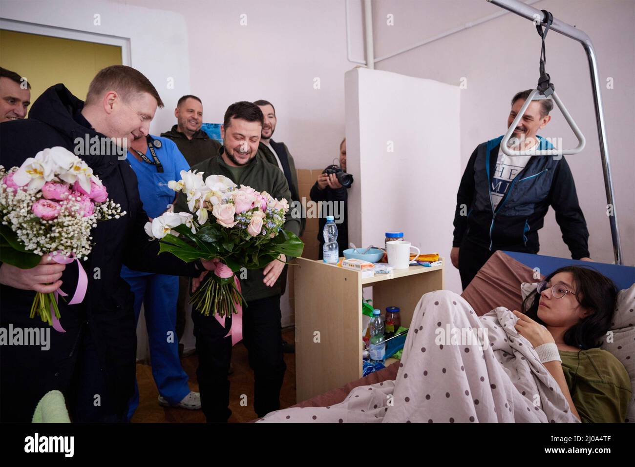 Kiew, Ukraine. 17. März 2022. Die ukrainische Präsidentin Wolodymyr Zelenskyy besucht die 16-jährige Katya Vlasenko, die sich mit ihrer Familie von Schrapnellwunden erholt hat, am 17. März 2022 im Krankenhaus in Kiew, Ukraine. Die Familie wurde durch russische Schüsse verletzt, als sie ihr Haus in Vorzel, Ukraine, evakuierte. Quelle: Ukrainische Präsidentschaft/Ukrainische Präsidentschaft/Alamy Live News Stockfoto