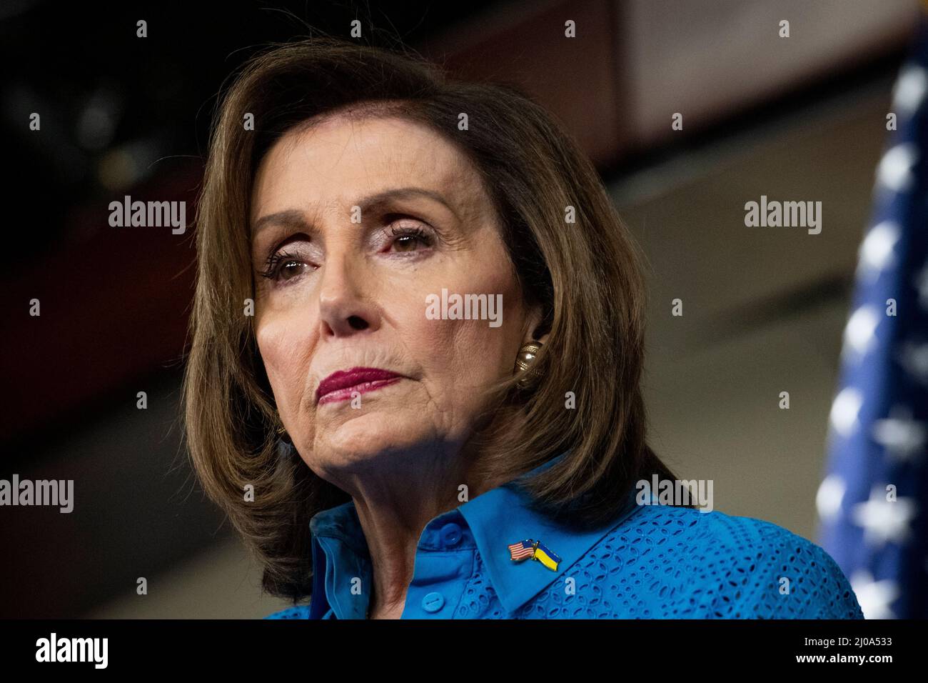 Die Sprecherin des Repräsentantenhauses der Vereinigten Staaten, Nancy Pelosi (Demokratin von Kalifornien), hält während ihrer wöchentlichen Pressekonferenz am Donnerstag, dem 17. März 2022, im US-Kapitol in Washington, DC, eine Rede. Kredit: Rod Lamkey/CNP /MediaPunch Stockfoto