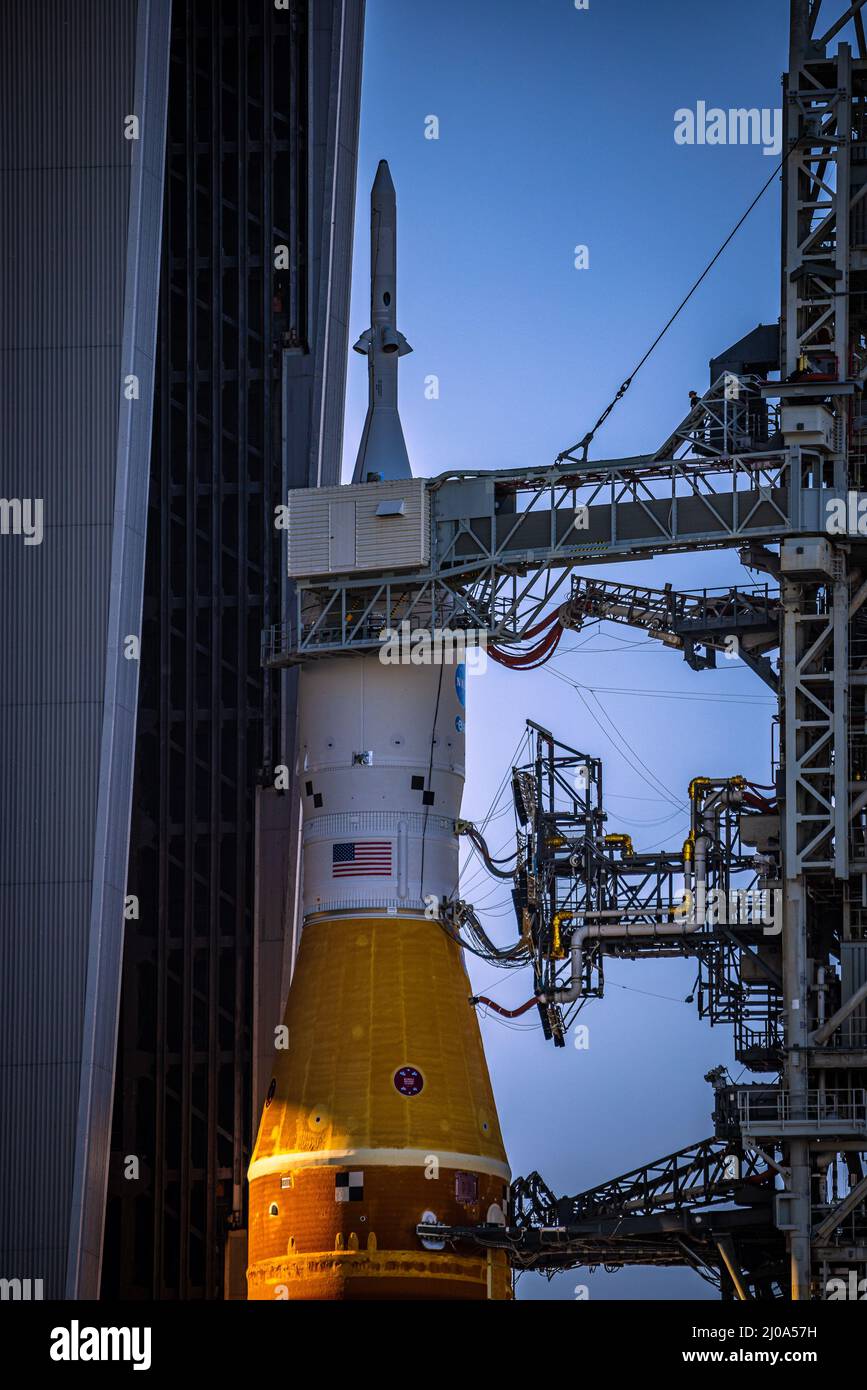 Die neue Mondrakete der NASA im Kennedy Space Center, als sie auf ihre