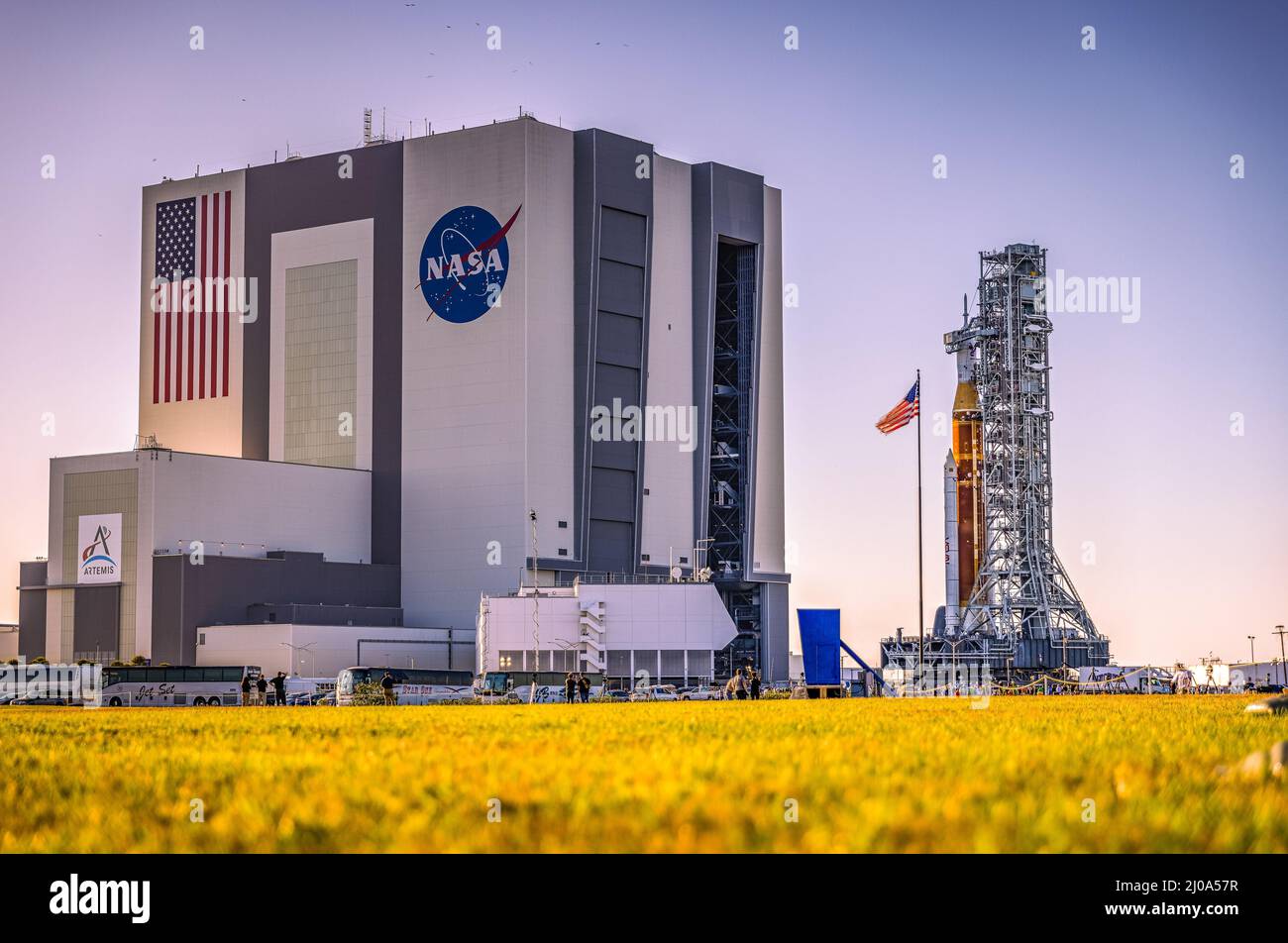 Die neue Mondrakete der NASA im Kennedy Space Center, als sie auf ihre