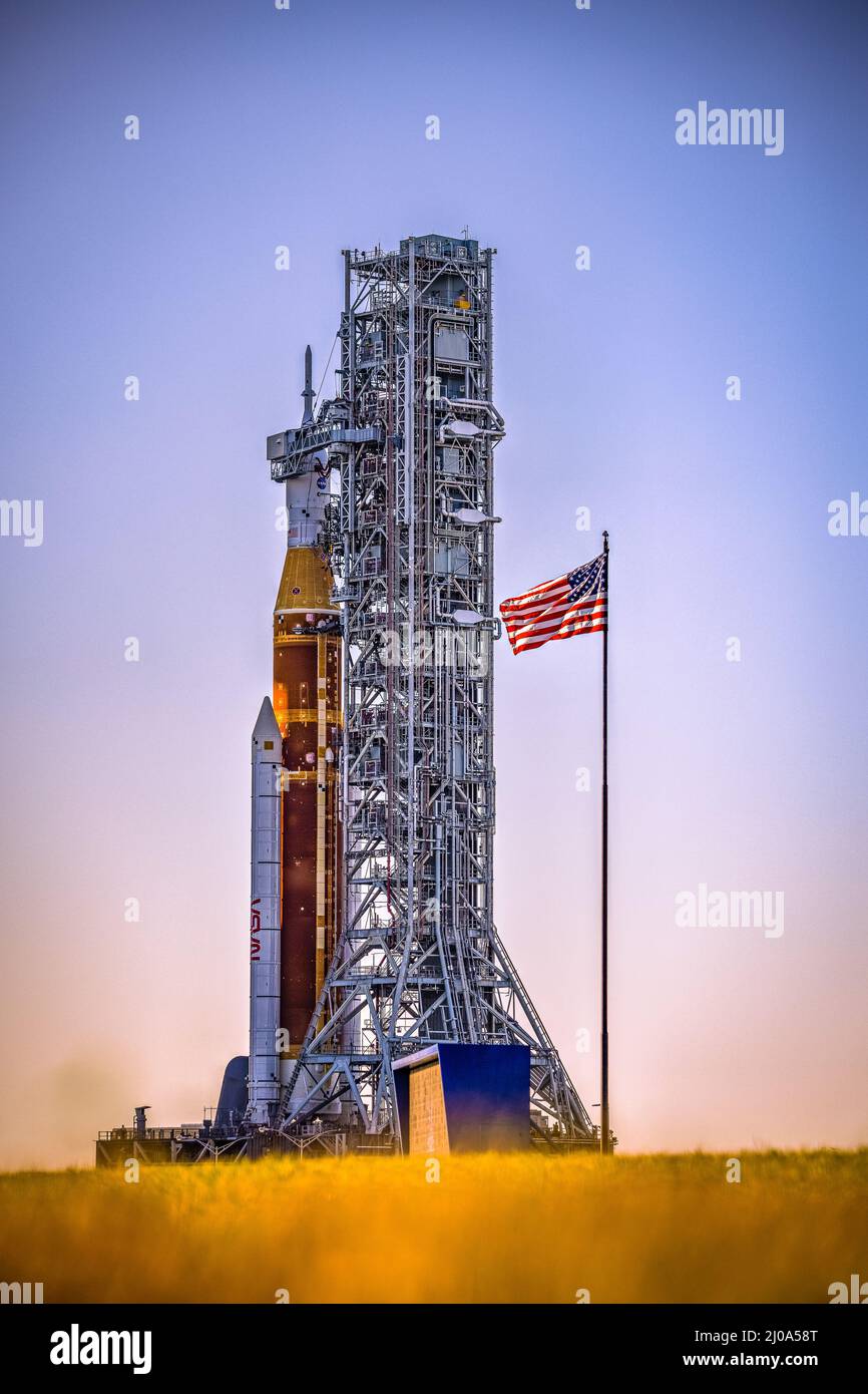Die neue Mondrakete der NASA im Kennedy Space Center, als sie auf ihre