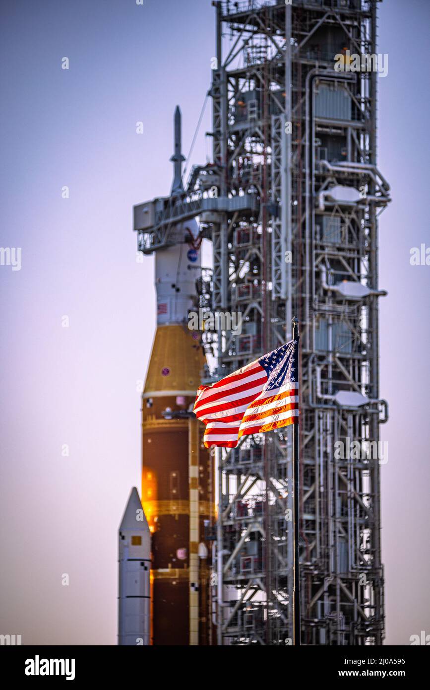 Die neue Mondrakete der NASA im Kennedy Space Center, als sie auf ihre