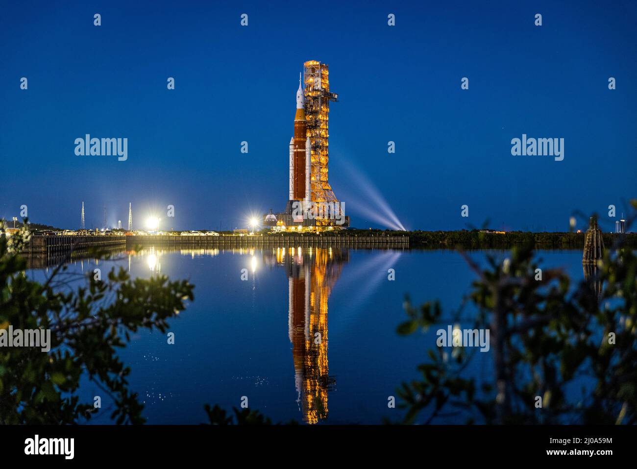 Die neue Mondrakete der NASA im Kennedy Space Center macht ihre erste
