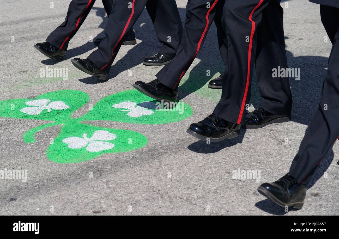 St. Louis, USA. 17. März 2022. Die Ehrengarde der Feuerwehr St. Louis hält Schritt, während sie während der Hibernian St. Patricks Day Parade in St. Louis am Donnerstag, dem 17. März 2022, über grüne Kleeblätter auf der Straße laufen. Foto von Bill Greenblatt/UPI Credit: UPI/Alamy Live News Stockfoto